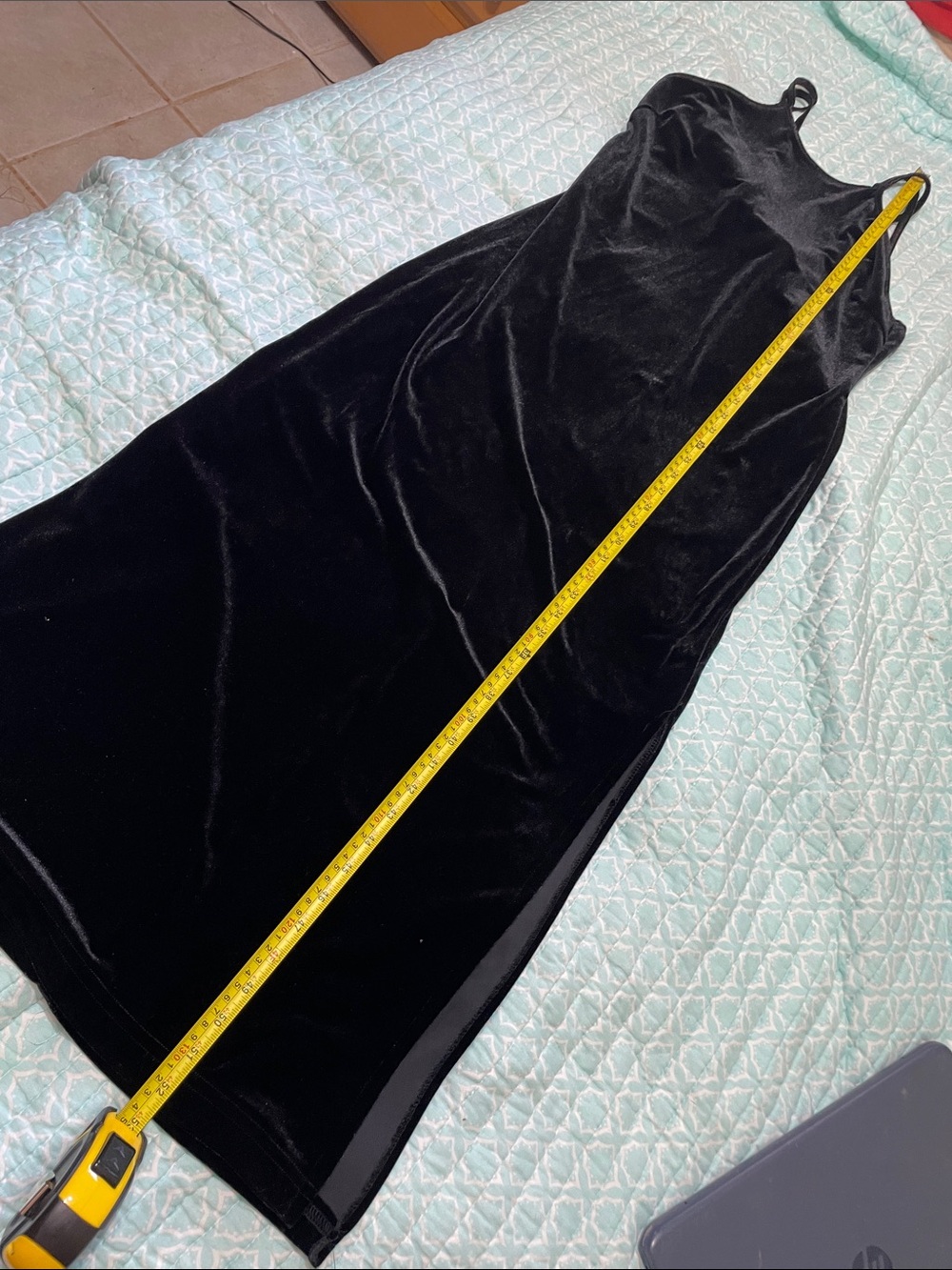 Black velvet slipped dress with side slit - Picture 8 of 9
